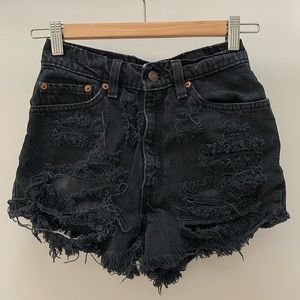 Aritzia Levi’s Distressed Black Denim Shorts